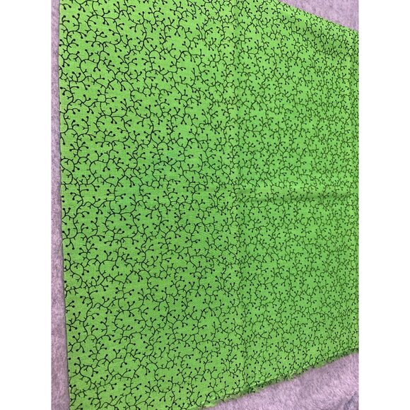 Green Cotton Fabric Black Vine-Like Pattern 18"x22" Fat Quarter Quilting Craftin - Picture 2 of 9